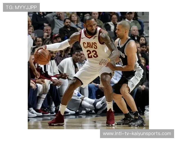 詹姆斯与前队友深夜餐聚，疑似洽谈商业合约